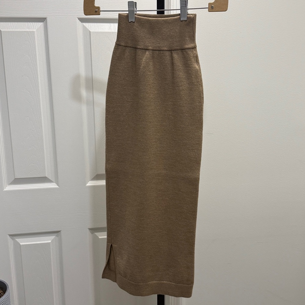 Wilfred (Aritzia) Gentiane Skirt – Wool